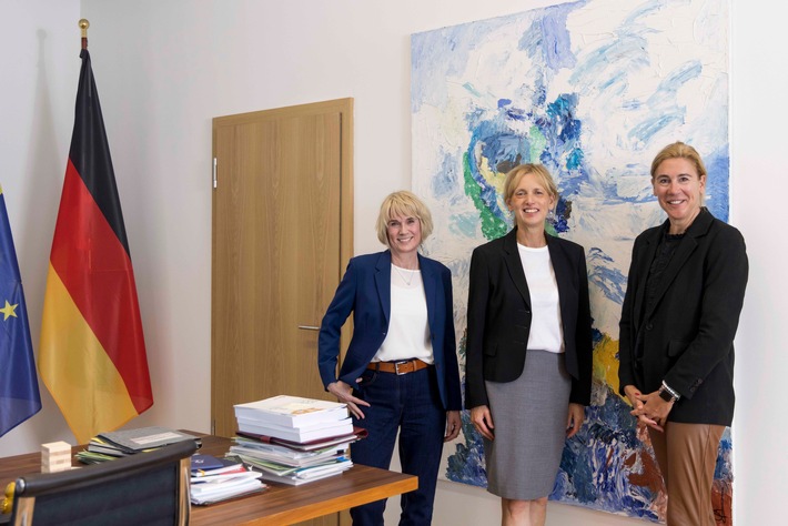 "Eltern sind gefragt!": Exklusiv-Interview mit Bundesministerin Karin Prien in BILD der FRAU