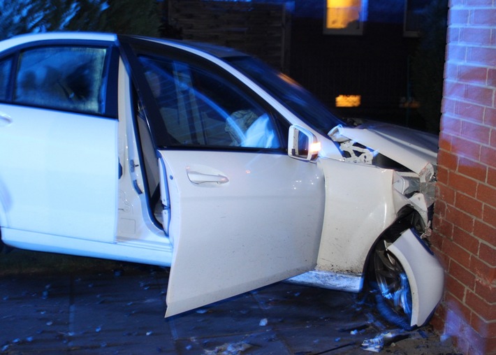 POL-MI: Flucht vor Verkehrskontrolle endet mit Unfall