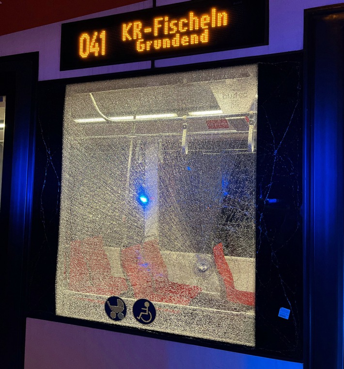 POL-KR: Trio schlägt Scheibe einer Bahn an Haltestelle Schicks ein und flüchtet - Zeugen gesucht
