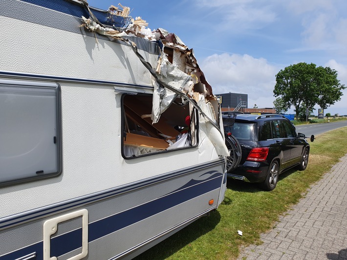 POL-WHV: Verkehrsunfall im Wangerland - Wohnanhänger mit Straßenbaum kollidiert