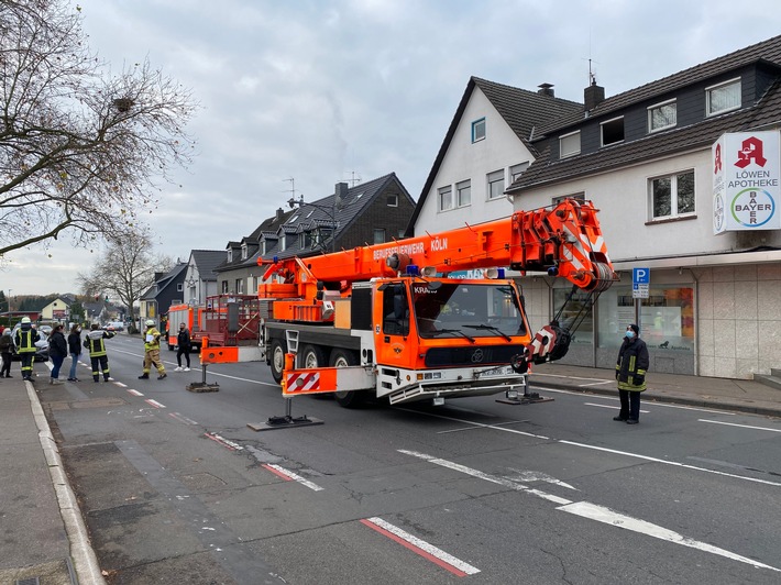 FW-GL: Rettungsdiensteinsatz im Stadtteil Schildgen erforderte erneut den Einsatz eines Feuerwehrkranes und der Höhenrettung