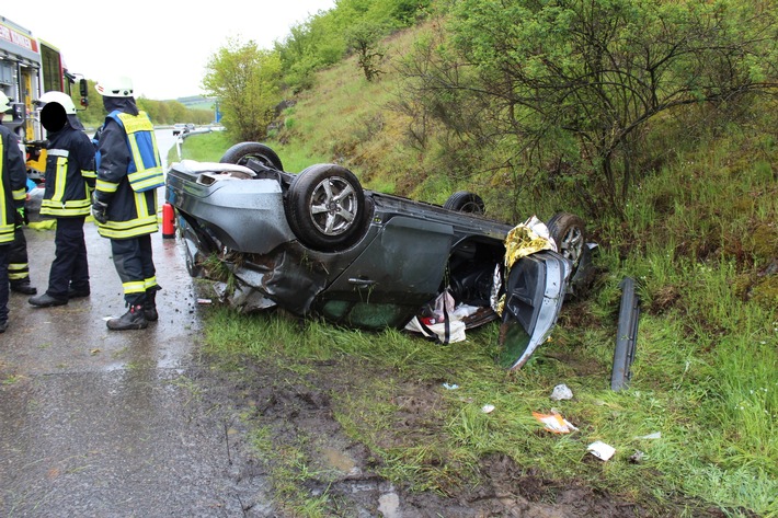 POL-PDKL: A62/Kusel, Zu schnell auf nasser Fahrbahn, Pkw überschlägt sich