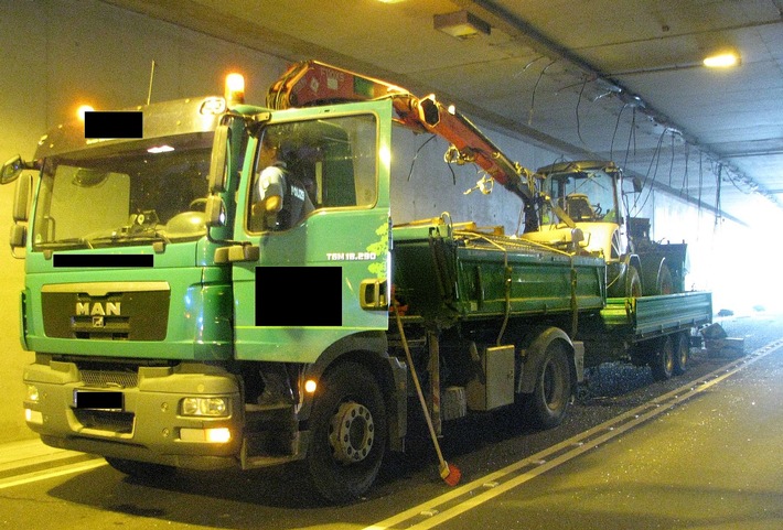 POL-F: 160510 - 381 Frankfurt-Flughafen/Kelsterbach: Schwenkarm eines Radladers reißt Tunnelbeleuchtung ab