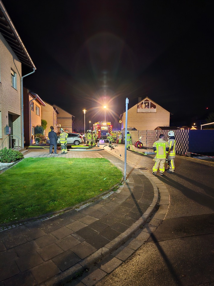 FW Grevenbroich: Feuerwehr löscht brennende Waschmaschine in Keller