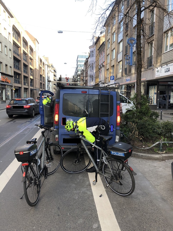 POL-D: Radfahren in Düsseldorf - Kontrollaktion: Zahlreiche Verstöße - Radfahrer mit Haftbefehl festgenommen - Lkw-Fahrer mit falschem Führerschein aus dem Verkehr gezogen