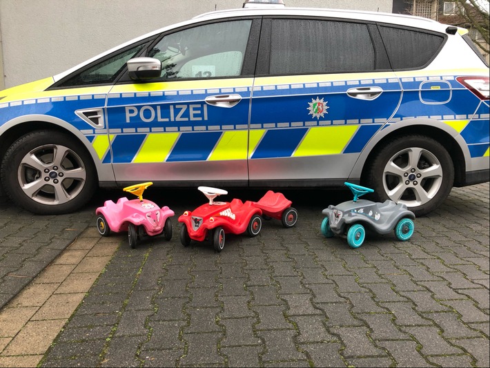 POL-WES: Kamp-Lintfort - Im Grünstreifen abgestellt / Polizei sucht Besitzer von drei Bobbycars in Kamp-Lintfort