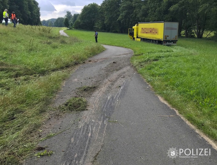 POL-PPWP: Sattelzug fährt Böschung hinunter