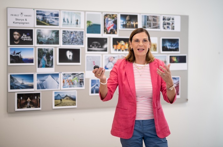 Startschuss für den PR-Bild Award 2019: news aktuell sucht die besten PR-Fotos des Jahres / Der PR-Bild-Award 2019 startet: Bis zum 14. Juni können sich Unternehmen, Organisationen und Agenturen für den renommierten Branchenpreis der dpa-Tochter news aktuell bewerben. Weiterer Text über ots und www.presseportal.de/nr/6344 / Die Verwendung dieses Bildes ist für redaktionelle Zwecke honorarfrei. Veröffentlichung bitte unter Quellenangabe: "obs/news aktuell GmbH/Daniel Reinhardt / news aktuell"