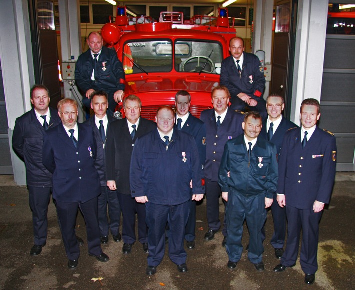 FW-E: Feuerwehrehrenzeichen für Mitglieder der Freiwilligen Feuerwehr