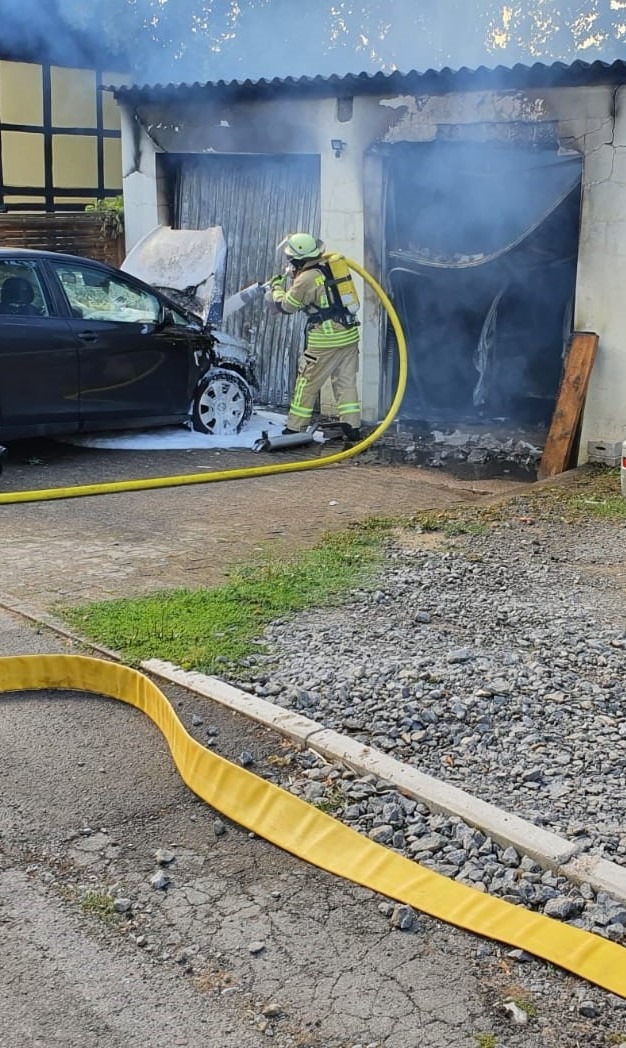 FW Lügde: Garage steht in Vollbrand