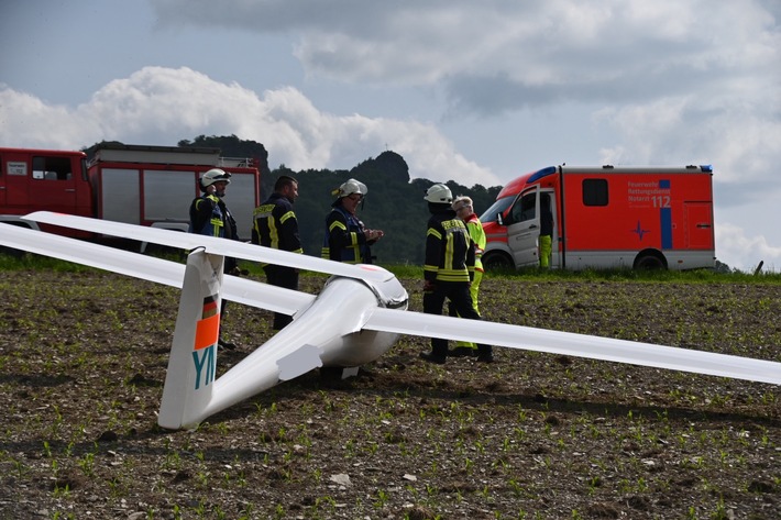 FF Olsberg: Segelflugzeug landet auf Maisfeld in Olsberg - Elleringhausen