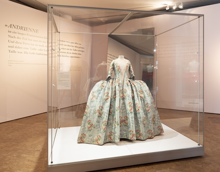 Eine 62er-Taille seit 1760 und Helmut Kohls Wanderschuh - Spannende Ausstellungen in Nürnberg