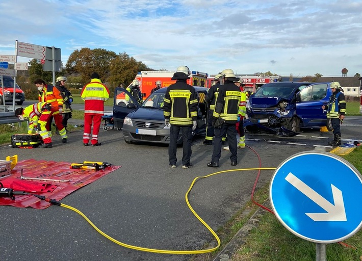 FW Moers: Zeitgleich 2 Verkehrsunfälle mit insgesamt 6 Verletzten Personen / Ein Fahrer im Fahrzeug eingeklemmt