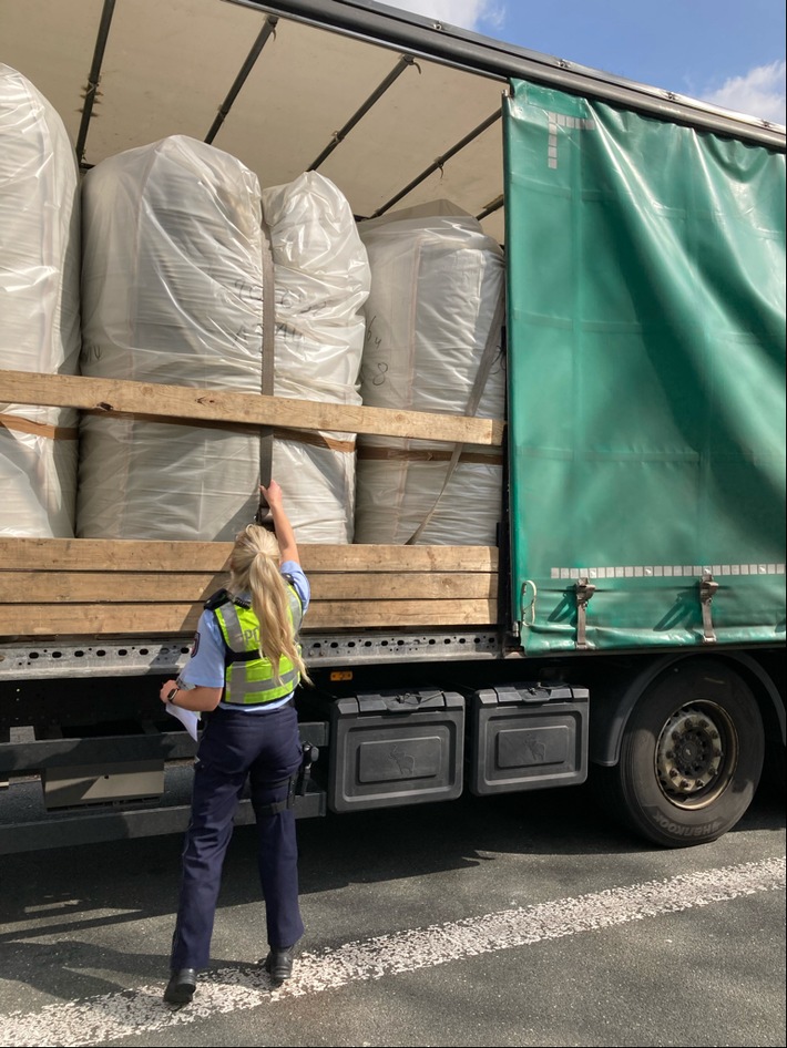 POL-MS: Big Packs mit Spanngurt festgezurrt - 23 Tonnen Ladung nahezu ungesichert transportiert