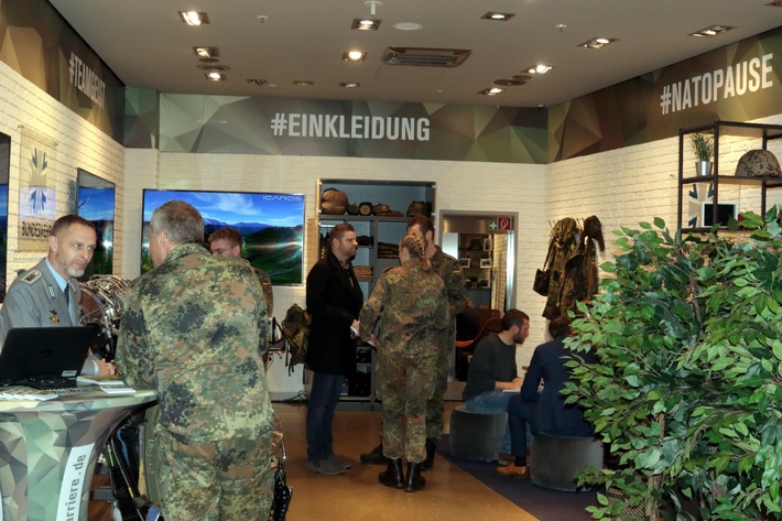 Rund 4000 Neugierige in der Pop-Up Lounge der Bundeswehr