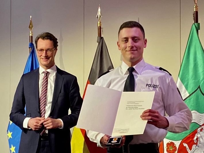 POL-E: Essener Polizist befreit Person aus brennendem Hotelzimmer - Verleihung der Rettungsmedaille des Landes Nordrhein-Westfalen