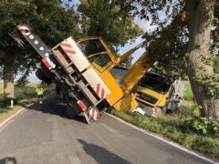 POL-HRO: Abschlussmeldung Kranfahrzeug stürzt bei Bergung eines Lkw um und muss selbst geborgen werden - Maßnahmen dauern an