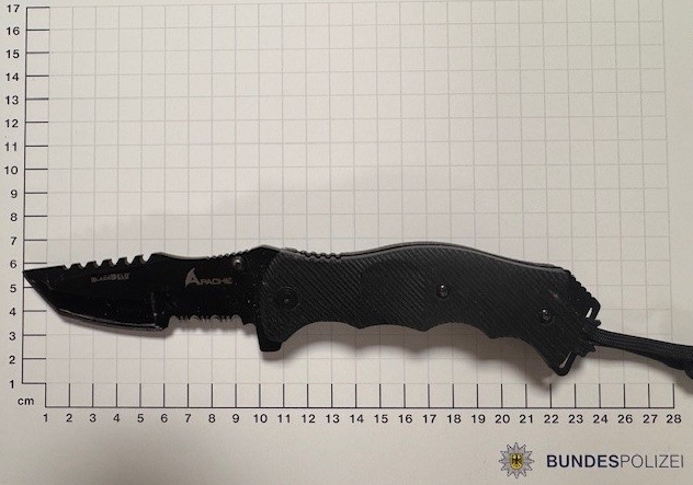 BPOL NRW: 37-Jähriger leistet Widerstand nach Sicherstellung seines Messers