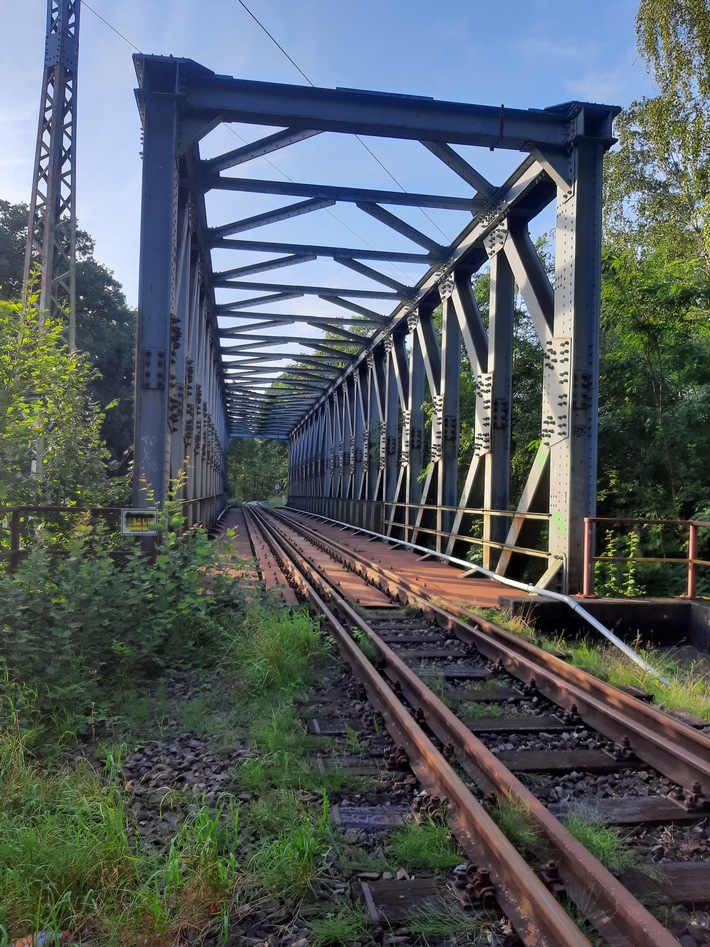 BPOL-HB: Gerade noch rechtzeitig: Metallteile auf Bahngleis entdeckt