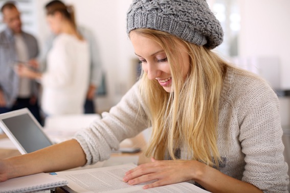 Einkommensabsicherung: Nach Studienabschluss an BU-Schutz denken