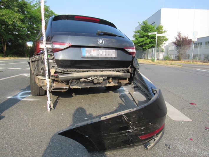 POL-ME: Hoher Sachschaden bei Verkehrsunfall - Monheim - 2005161