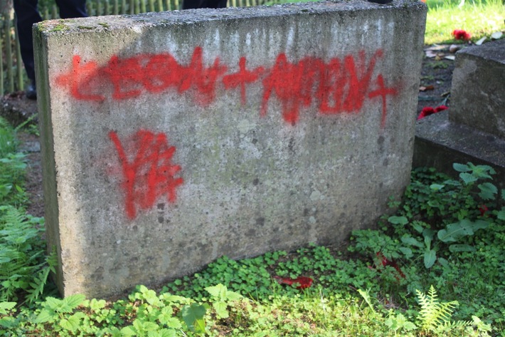 POL-OE: Ehrendenkmal mit Graffiti besprüht