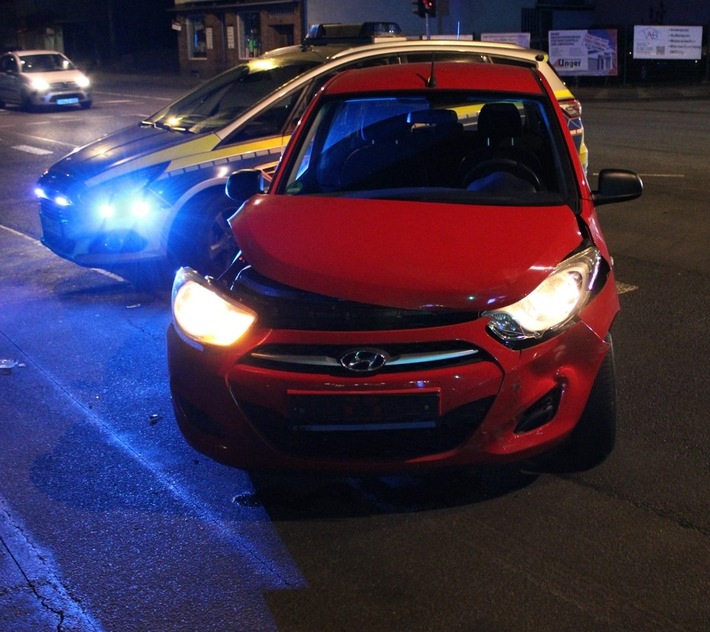 POL-HA: Autos stoßen im Kreuzungsbereich zusammen