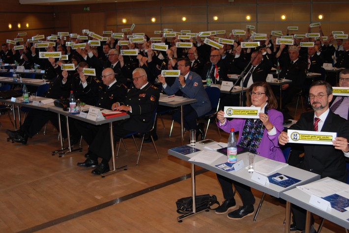 Delegierte und Gste (darunter MdB und Staatssekretr) bekrftigen: Gewalt geht gar nicht!