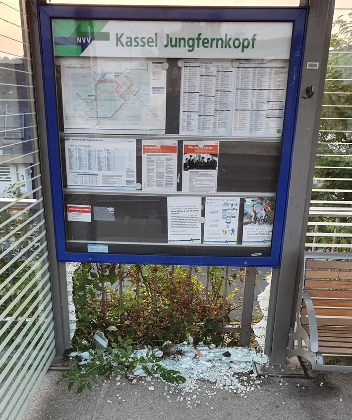 BPOL-KS: Scheibe am Haltepunkt Kassel Jungfernkopf zerstört