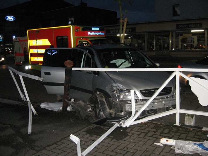 POL-HOL: Holzminden - Fürstenberger Straße: Beim "Rechtsüberholen" im Gitterzaun gelandet - Zwei Leichtverletzte und 10.000,-- EUR Schaden -