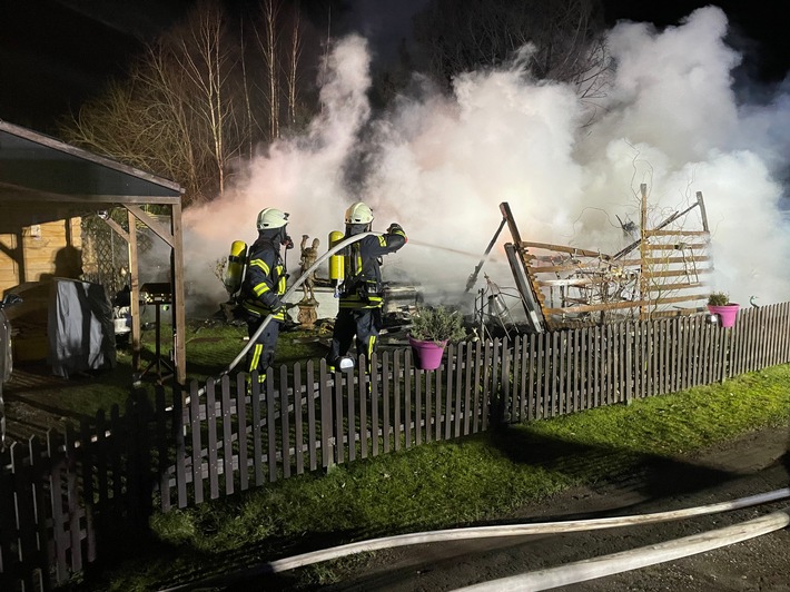 FW-ROW: Papiertonnen unter Carport geraten in Brand +++ Mobilheim brennt vollständig nieder