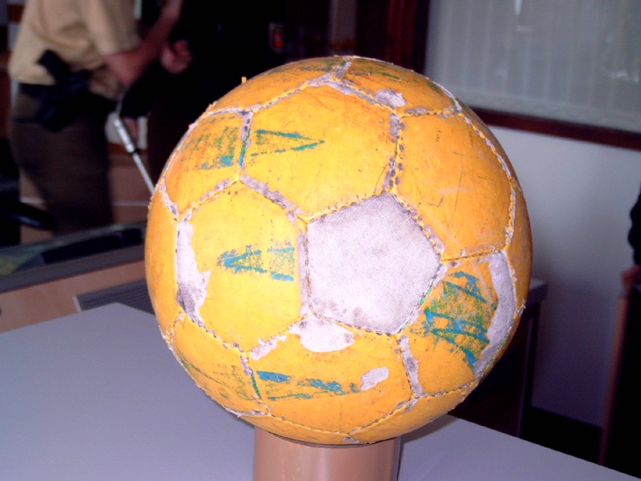 POL-HI: Fenster mit Fußball gezielt zerstört