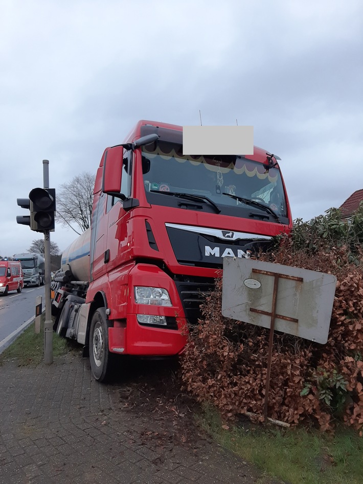 POL-WHV: Verkehrsunfall in Bockhorn - Sattelzug kommt von der Fahrbahn ab - Fahrzeugführer verletzt - Verkehrsunfallaufnahme und Vollsperrung dauern noch an (2 Fotos)
