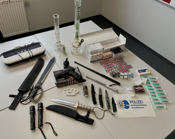 POL-ME: Polizei stellt Waffen und illegale Arzneimittel bei Wohnungsdurchsuchung sicher - Wülfrath - 2303096