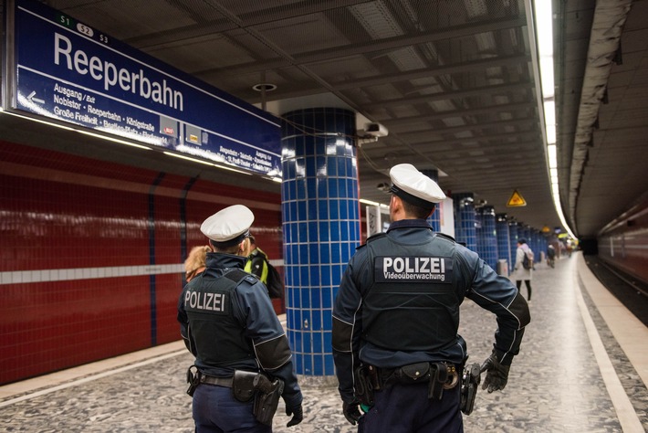 BPOL-HH: S-Bahnstation Reeperbahn: Mann soll exhibitionistische Handlungen an sich in der Öffentlichkeit vorgenommen haben-