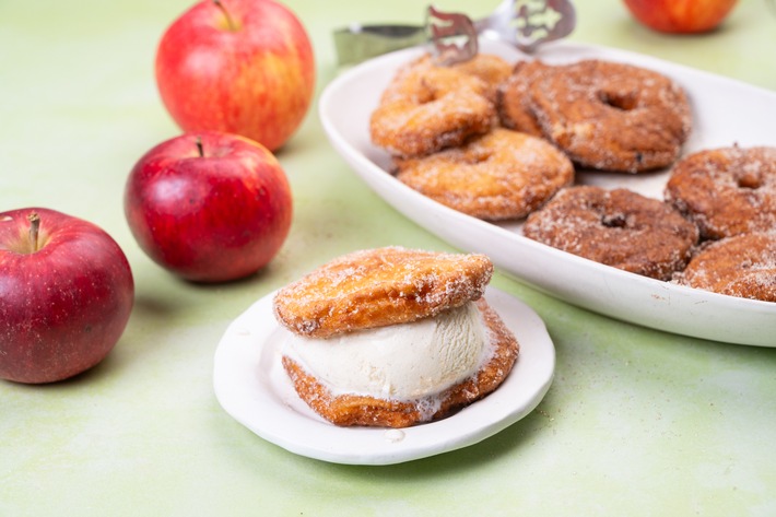 "Nähe ist das Höchste!"- Der Tag des Deutschen Apfels erobert den Himmel über Dresden / Am 11. Januar 2026 zeichnet eine Drohnenshow spektakuläre Apfelmotive in den Abendhimmel