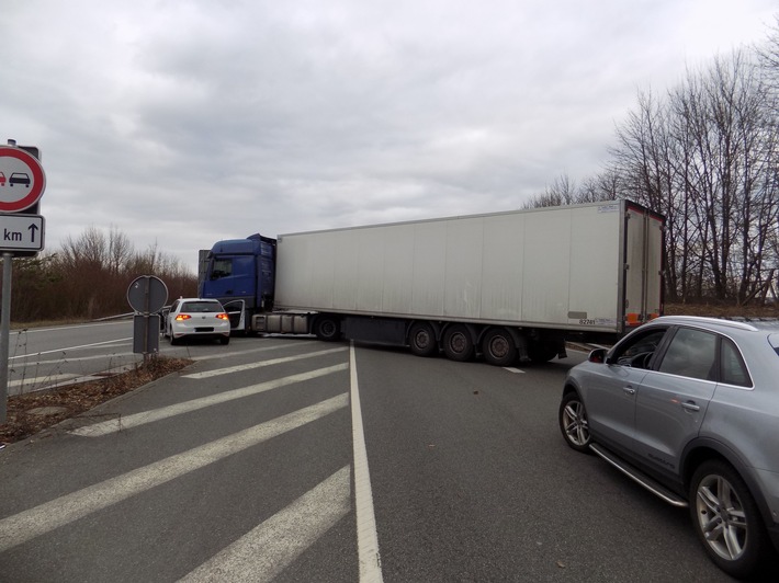 POL-PDPS: Höheischweiler - A 62 - Unfall mit leichtverletzter Person -  Sicherstellung Führerschein und Sicherheitsleistung