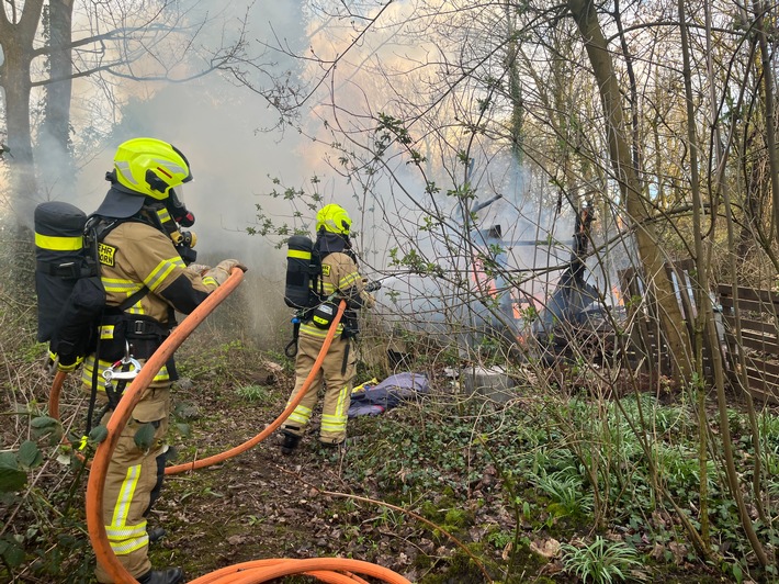 FW Paderborn: Brennender Holzverschlag im Bereich des Philosophenwegs