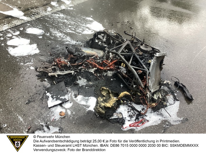 FW-M: Brennendes Motorrad auf der Autobahn (Forstenried)