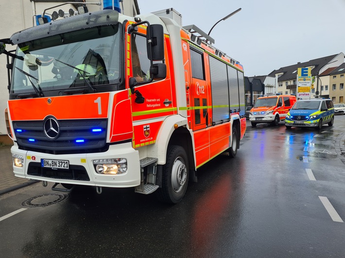 FW-BN: PKW schleudert nach Unfall in Baugerüst, zwei Verletzte