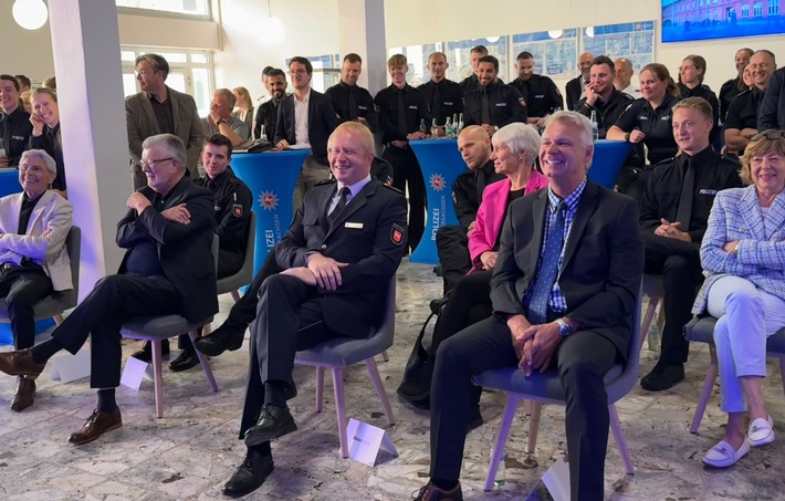 POL-AK NI: Demokratie im Dialog: Bundespräsident a. D. Joachim Gauck besucht Polizeiakademie Niedersachsen