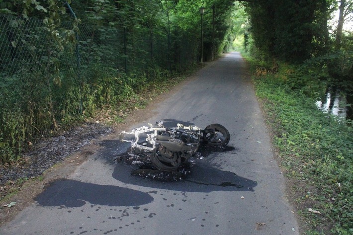 POL-DN: Gestohlener Roller ausgebrannt auf Feldweg aufgefunden
