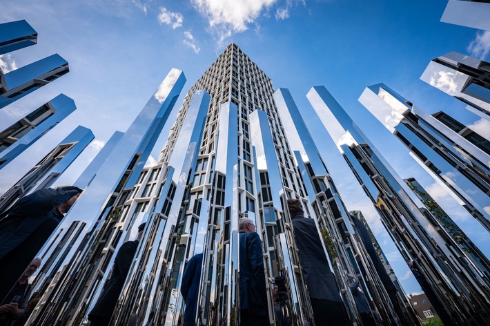 Der Neue Kanzlerplatz im Spiegel der Kunst: Das neue Stadtquartier wird durch das Kunstwerk ‚Mirror Pavilion Neuer Kanzlerplatz Bonn‘ von Jeppe Hein bereichert