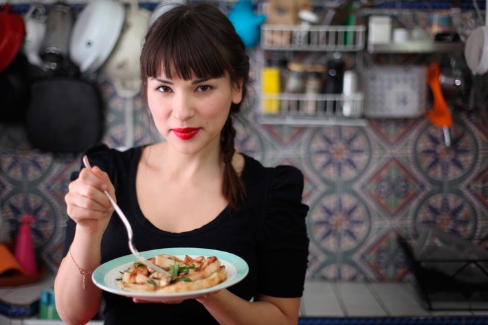 Zauberhafte Küchenfee: Free-TV-Premiere von &quot;Rachel Khoo - Paris in meiner Küche&quot; am 26. Juli 2014 auf sixx / Kulinarisches Duell mit Starkoch Jamie Oliver in &quot;Jamie and Jimmy&#039;s Food Fight Club&quot;