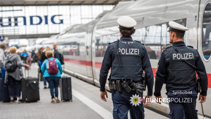 Bundespolizeidirektion München: 64-Jähriger beleidigt 23-Jährige - Bundespolizei verzeichnet in und um München nur wenige Coronabedingte Einsätze