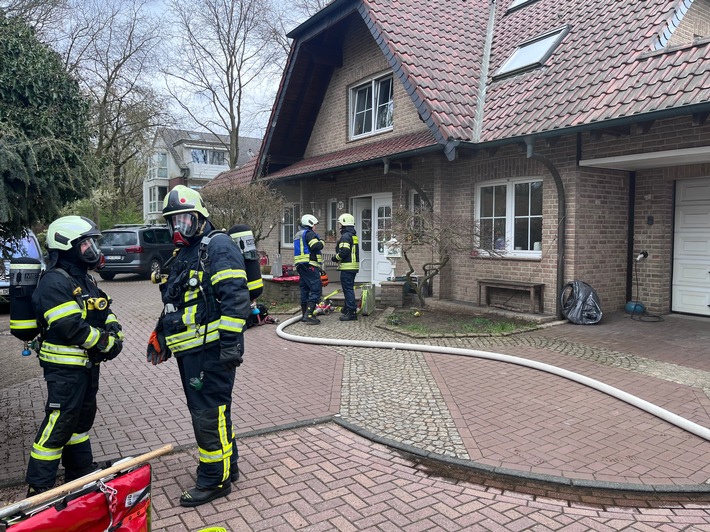 FW Dinslaken: Hund nach Kellerbrand wohlauf