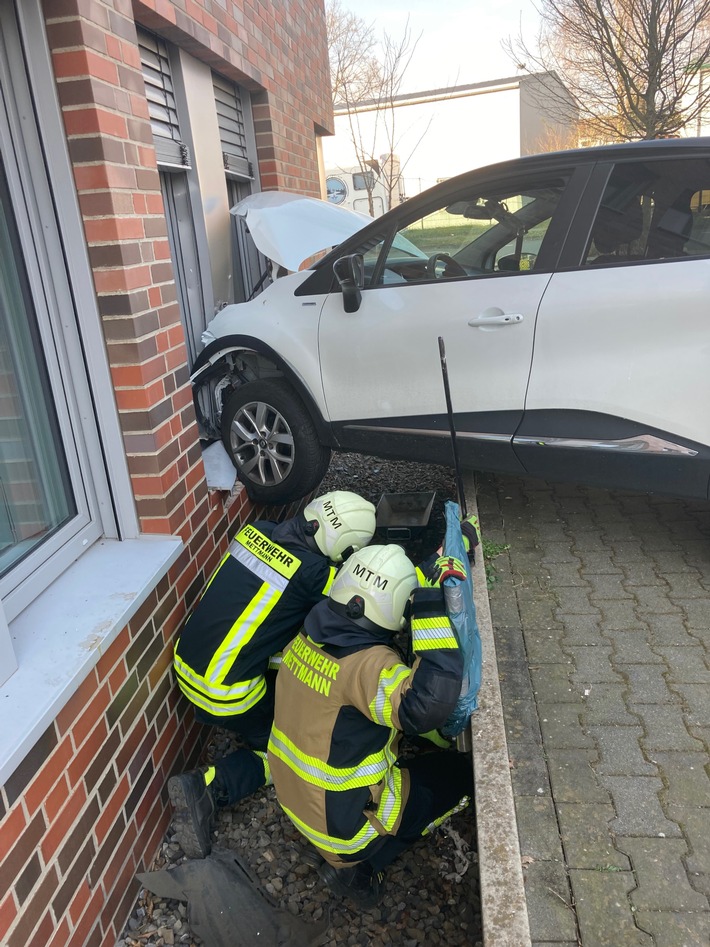 POL-ME: Alleinunfall: 39-jährige Autofahrerin prallt gegen Hauswand - 2503026