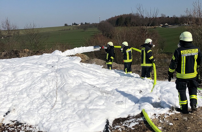 FW-EN: Abbrand musste gelöscht werden und Landeplatzsicherung