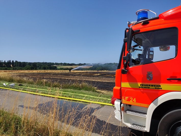 FW-MH: Feldbrand in Mülheim-Heißen - Landwirte unterstützen Feuerwehr