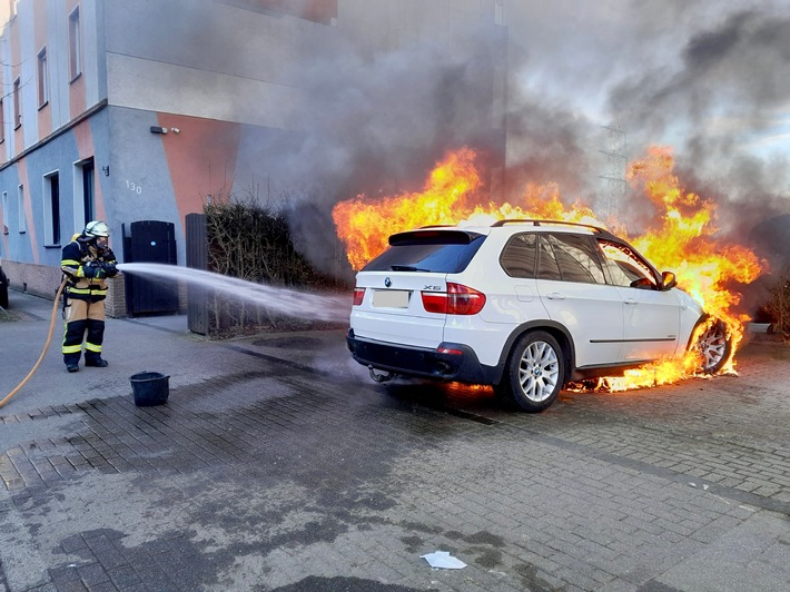 FW-E: PKW-Brand sorgt für Rauchsäule über Altenessen